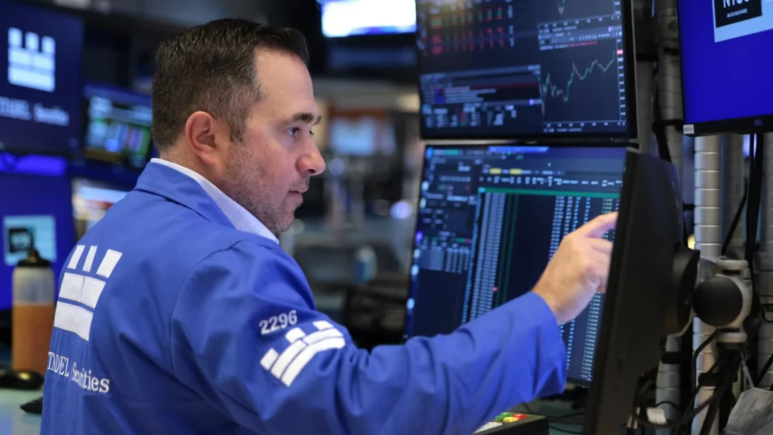 Kontrak Berjangka Nasdaq Anjlok Imbas Saham Amazon dan Intel