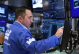 Kontrak Berjangka Nasdaq Anjlok Imbas Saham Amazon dan Intel