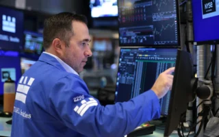 Kontrak Berjangka Nasdaq Anjlok Imbas Saham Amazon dan Intel