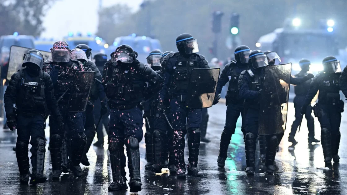 Bentrok Pecah di Paris Usai Unjuk Rasa Besar di Prancis