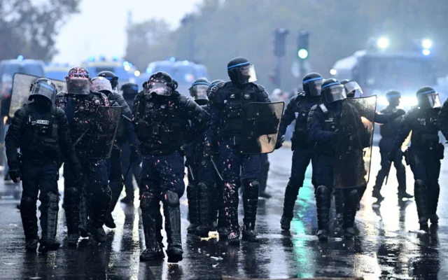 Bentrok Pecah di Paris Usai Unjuk Rasa Besar di Prancis