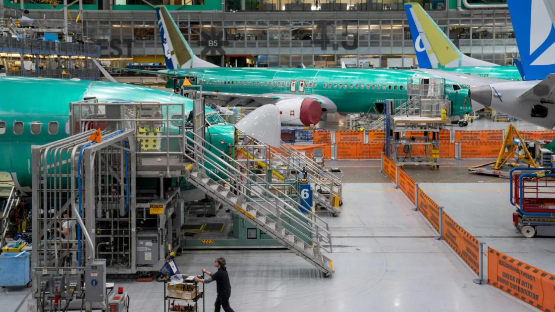 Saham Boeing Anjlok 10 Persen Akibat Penundaan Produksi 737 Max