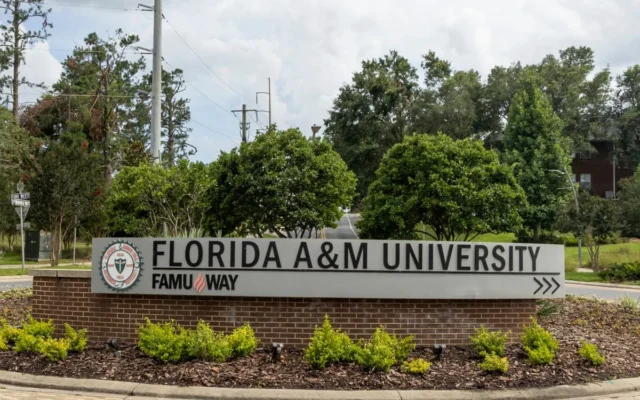 Penembakan di Dekat Kampus Florida Lukai 12 Orang