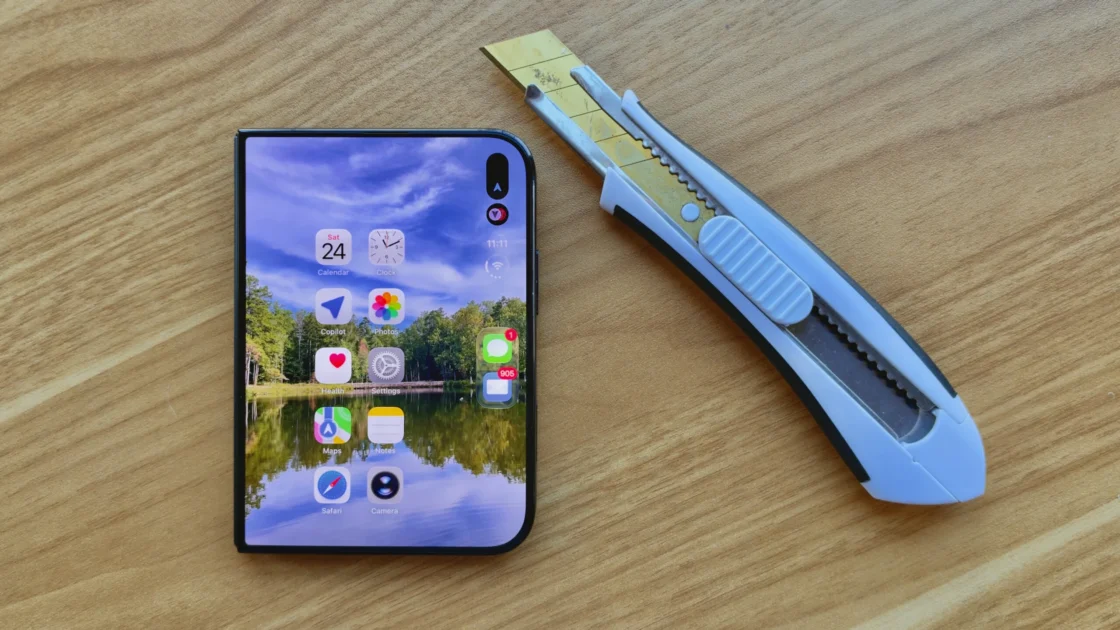 Pria Ini Rusak iPhone Duo Seharga Rp32 Juta Pakai Tanah dan Api