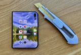 Pria Ini Rusak iPhone Duo Seharga Rp32 Juta Pakai Tanah dan Api