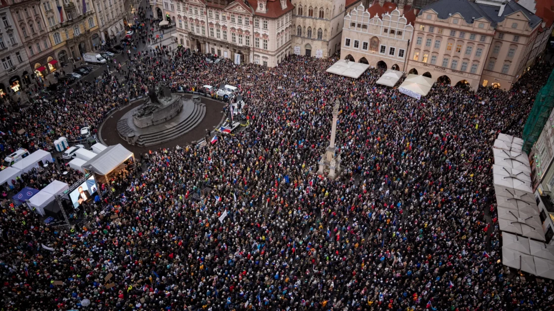 Ribuan Warga Praha Demo Protes Reformasi Media Publik