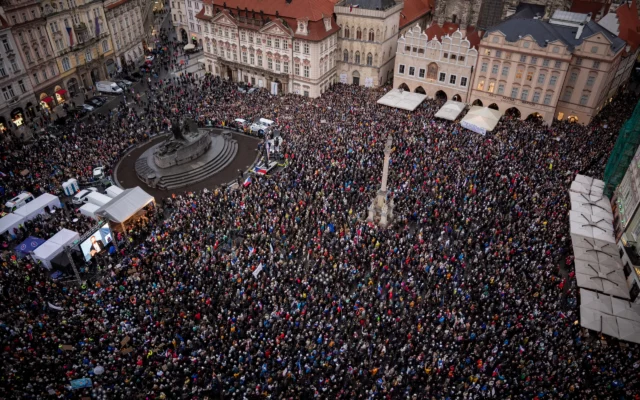 Ribuan Warga Praha Demo Protes Reformasi Media Publik