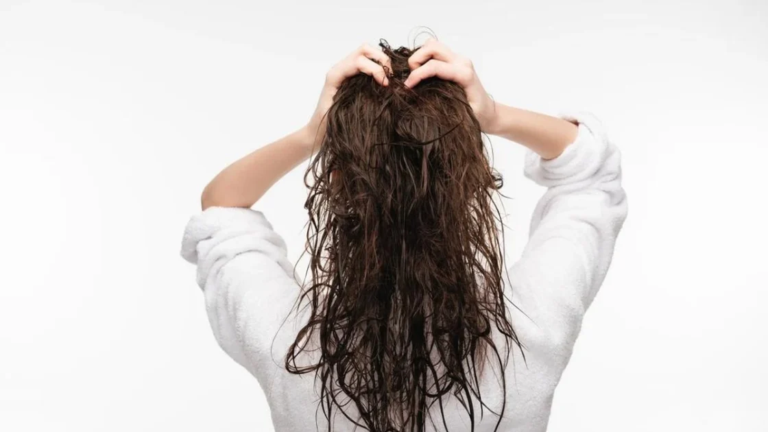 Mitos atau Fakta Rambut Basah karena Hujan Bikin Flu