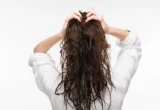 Mitos atau Fakta Rambut Basah karena Hujan Bikin Flu