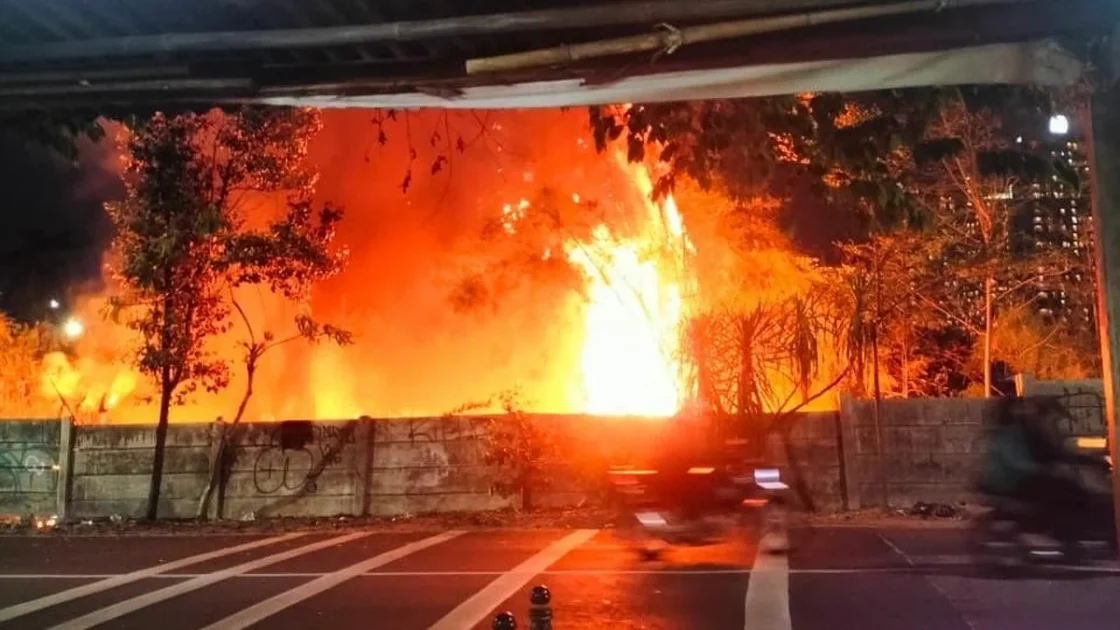 Lahan Ilalang di Kembangan Terbakar, Sempat Dilihat Pengendara Tol