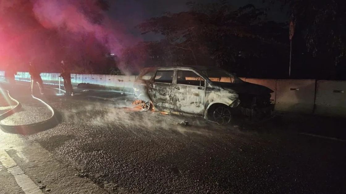 Minibus Terbakar di Tol Jagorawi Diduga akibat Korsleting
