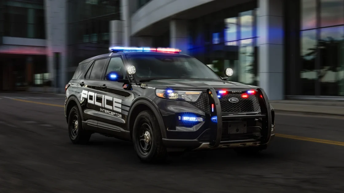Kepolisian Michigan Uji Mobil Patroli Tercepat di Lintasan Balap
