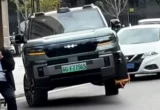Mobil BYD Lakukan Aksi Tiga Roda untuk Hindari Gembok Ban