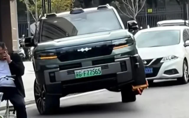 Mobil BYD Lakukan Aksi Tiga Roda untuk Hindari Gembok Ban