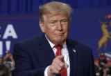 Trump Pamer Perusahaan Minyak Untung Besar Saat Harga BBM Naik