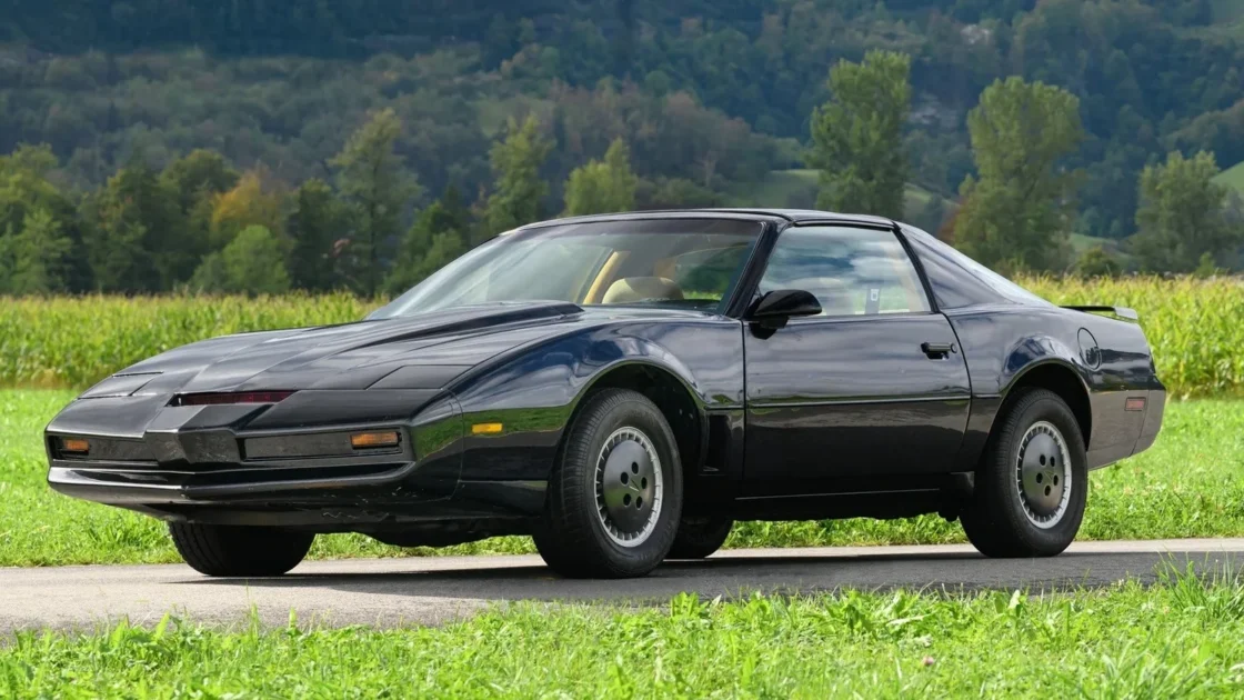 Replika Mobil KITT David Hasselhoff Dilelang di Swiss