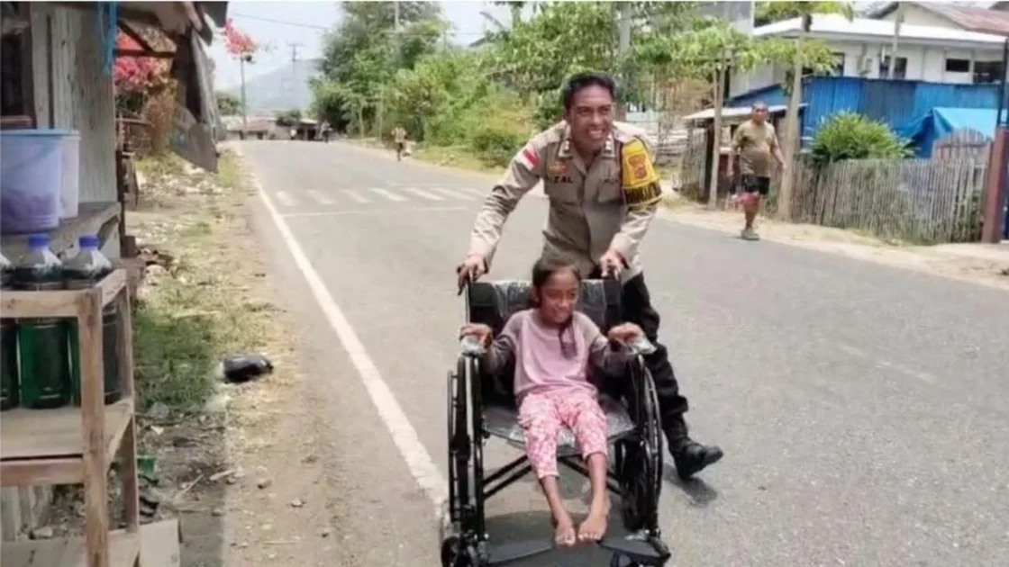 Kursi Roda Polri Bawa Senyum untuk Bocah Disabilitas Manggarai