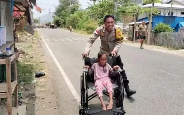 Kursi Roda Polri Bawa Senyum untuk Bocah Disabilitas Manggarai