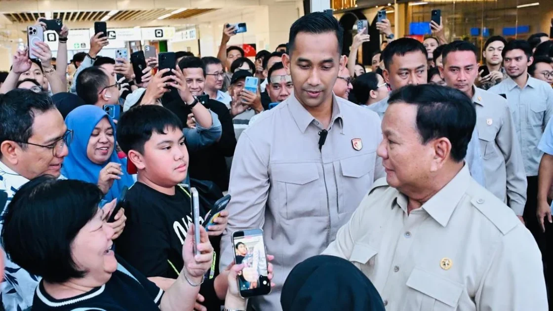 Prabowo Naik Whoosh dari Bandung, Sapa Warga di Halim