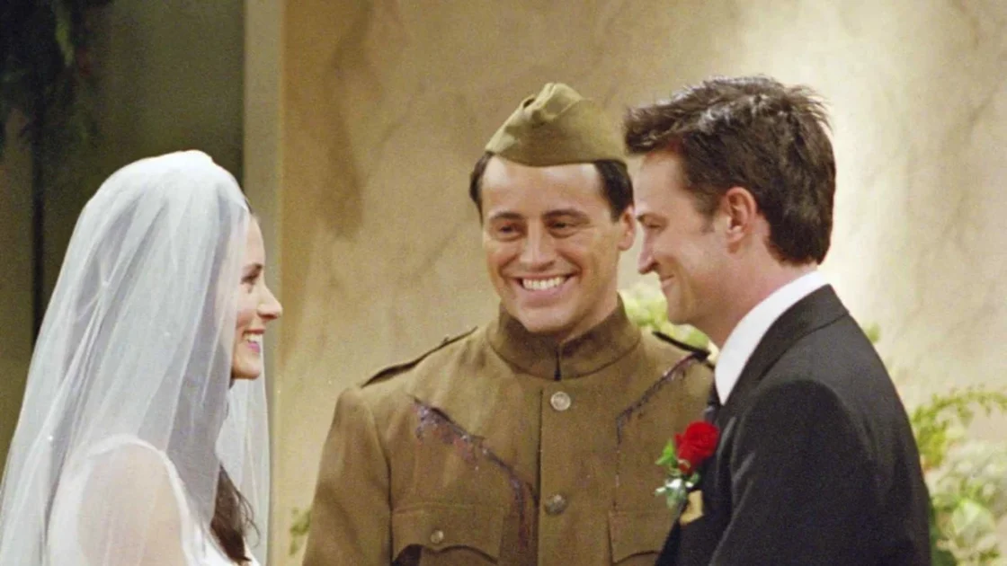 Adegan Pernikahan Chandler Bikin Keluarga Matthew Perry Getir