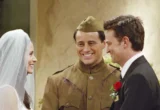Adegan Pernikahan Chandler Bikin Keluarga Matthew Perry Getir
